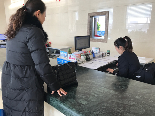 社区工作人员在交通大队为老人开证明