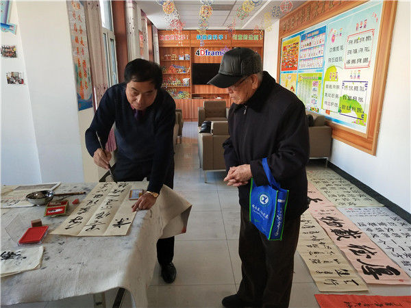 书法大师与老党员共同创作书法作品_爱奇艺.jpg
