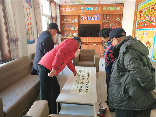 支部党员们品析书法作品_爱奇艺.jpg