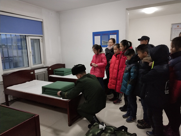 战士们为孩子们讲解如何叠“豆腐块”