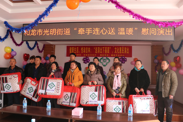为失独老人发放慰问品