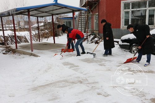 工作人员合力清雪.jpg 工作人员合力清雪.jpg